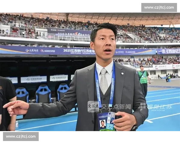 苏超 “西装主帅” 董松：江苏青训后卫的逆袭之路